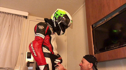 HUMLIATION AND SPANKING PORN: Humilhação no hotel com roupas de fetiche motociclista