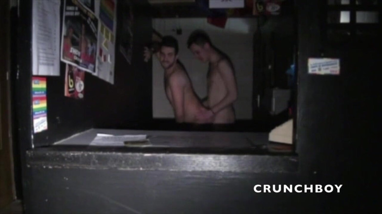 Crunch Boy: Morgan ngentot theo si cewek biseksual dengan atasan biseksual