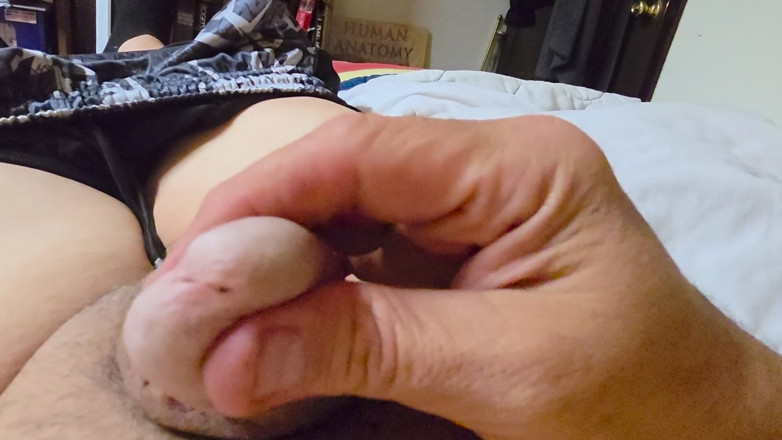 SissyHucow171: Sissys bröstvårtor får chockbehandling