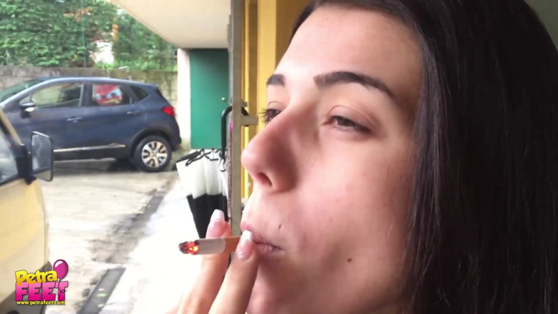 Smokin Fetish: Outdoors smoking from the stunning brunette