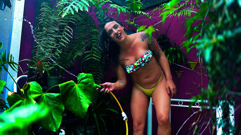 Rebeca Juicy: 식물에 물을 튀기며 즐거운 시간을 보내고 있어요!