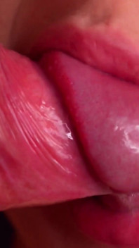 Blowjob sudut pandangan dekat yang hebat - lidah, mulut dan bibir untuk batang awak