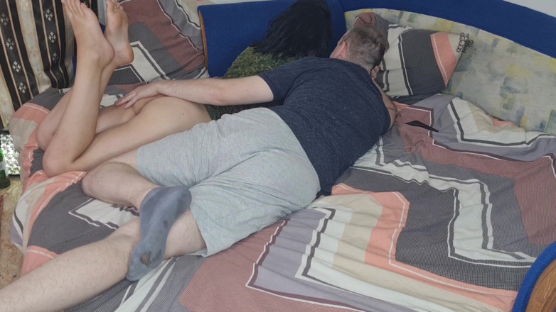 Viktoria_sekret: 妻は不貞の妻を持った夫の前に友人に犯された