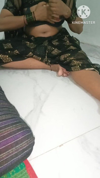 Aku lagi asik fingering memek bebasku di lantai