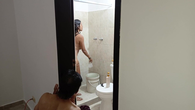 Lady: मेरी बड़े स्तनों वाली सौतेली मम्मी को बाथरूम में चोदना कितना अच्छा है