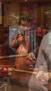 Tenggorokan tenggorokan sange ibu tiri dengan toket besar ini dientot habis-habisan