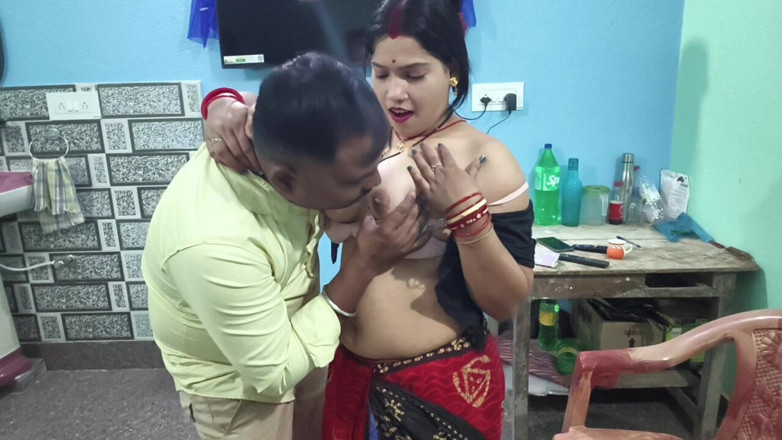 Sona bhabhi: Istri pembantu milf India panas merayu dan bersetubuh keras, video...