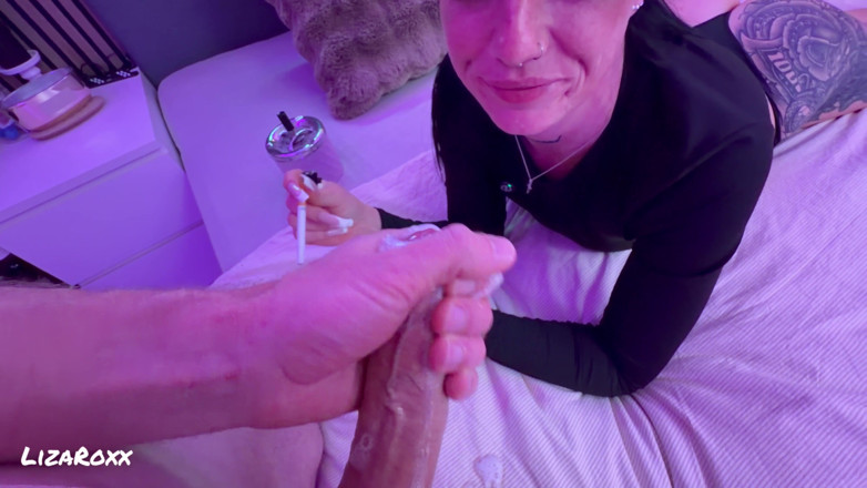 LizaRoxx: Me pegou fumando ... Transformado em um boquete desleixado em primeiro...