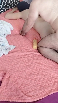 Massaggio Sensuale Di Una Coppia Sexy Con Olio Sul Corpo.
