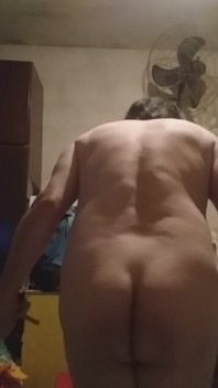Crown Bouncing Ropes Naked Impresses with Cute Ass