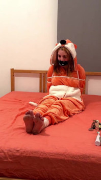 Miriam Związana i łaskocze w Onesie