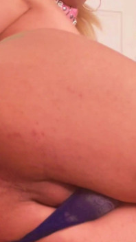 Sissy Girl Angel Rios używa swojego samosmarowjącego dildo