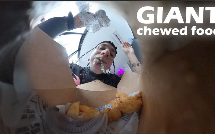 Dyavol: Uriașul îi permite omului mic să-l observe foarte atent în timp ce...