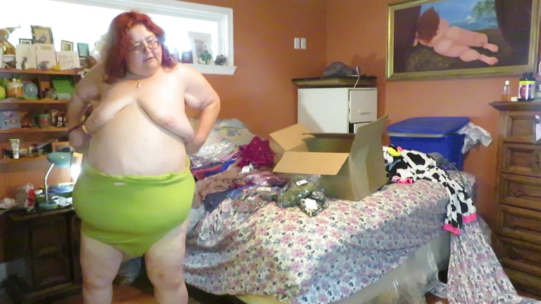 BBW nurse Vicki adventures with friends: Примеряю Новые костюмы для тела с шортами и платьем, чтобы вы могли видеть, подходит я должен сделать видео в части 3