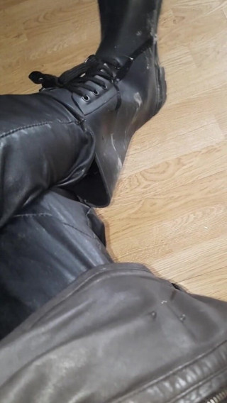 SinDee: Des bottes en caoutchouc sales avec des vêtements en cuir