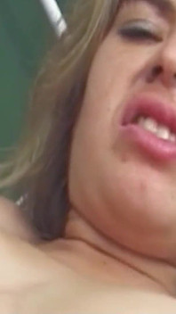 Memek berbulu tante seksi dengan toket besar ini dientot habis-habisan sama waria