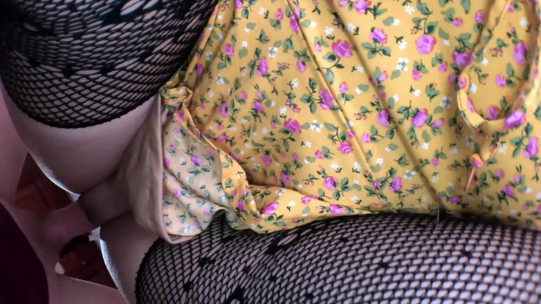 Ellie pink: Une belle bombasse sexy après les cours veut baiser jusqu'à...
