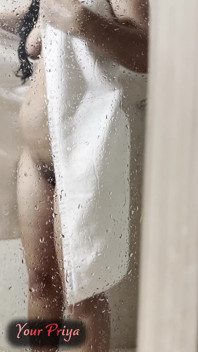 Priya tắm nóng bỏng và vui vẻ với vòi hoa sen