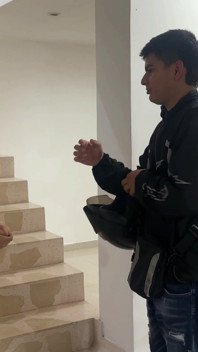 我要给我的贷方一个惊喜，以换取不付他我欠他的钱，我让他把他丰富的鸡巴放进我体内。