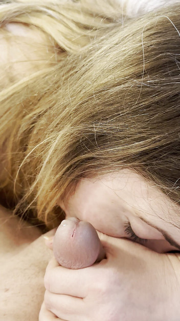 Maria Kane: Slickar och retar sin kuk med min tunga som kantar...