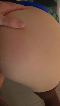 Une belle-mère se coince dans un bureau et son beau-fils la baise