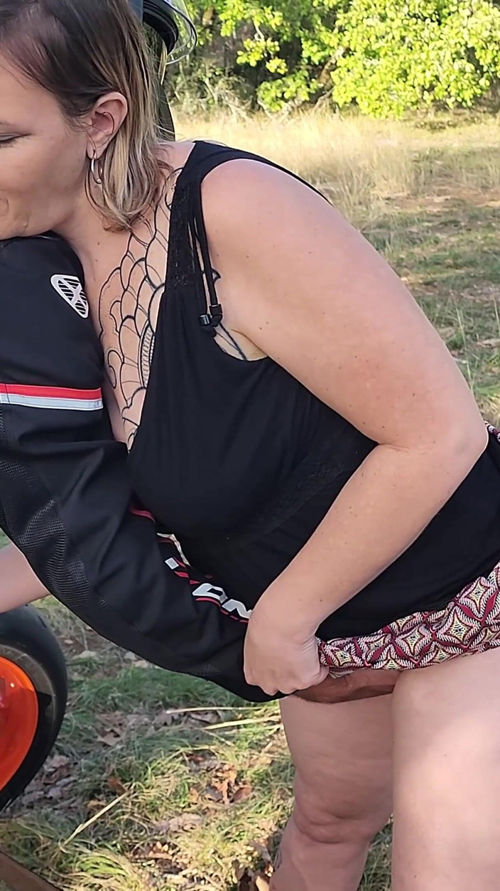 Sexymarghot: Motorrijder neukt me op deze motor in een trio met...