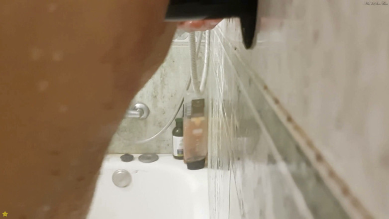 HeIsSooThin: Dildo neuken en klaarkomen onder de douche