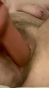 Cspot gemete liniștite cu un vibrator și spunând futai pentru că se simte atât de bine
