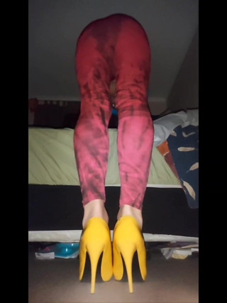 Lizzaali: Haciendo un desastre corriéndose en mis pies y teaser rápido...
