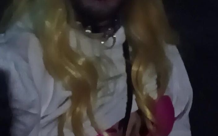 SissyschlampeVanessa: Sissy la perversa si masturba rischiosamente per strada in pubblico