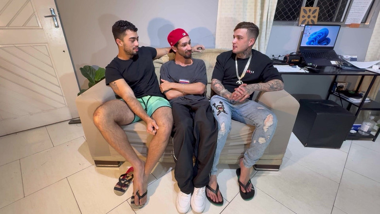 ErickDiaz: Aku pergi ke rumah teman kuliahku yang dulu dan berujung.