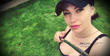 Goddess Misha Goldy: Na twoich kolanach moja suka stóp!!