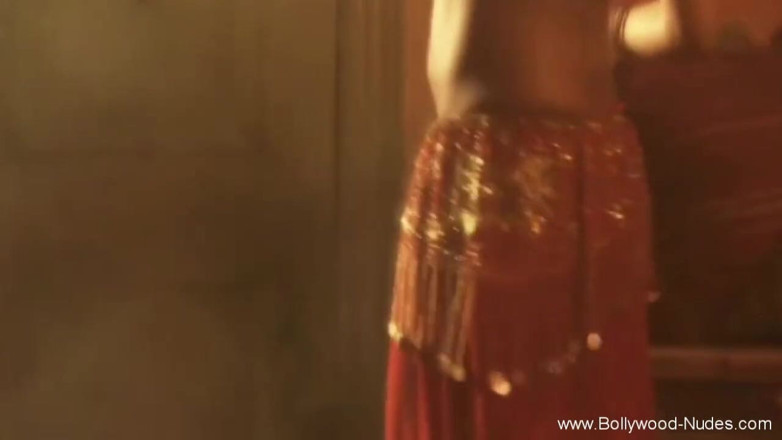 Bollywood Nudes: Dia belajar cara menggoda lelaki dengan cara ini