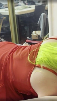 Dolly dan stunt cock tetangga sebelah - sepong kontol sambil menelan vibrator