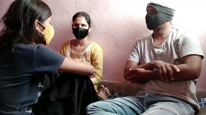 HousewifeGeeta: Sex în trei cu sora vitregă și cel mai bun prieten hindi...