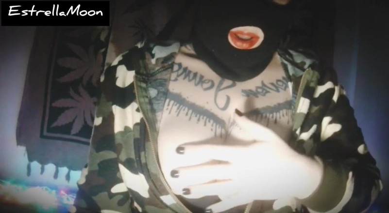 Estrella Steam: 거유를 가지고 노는 동안 담배를 피우는 마스크와 빨간 입술을 가진 소녀