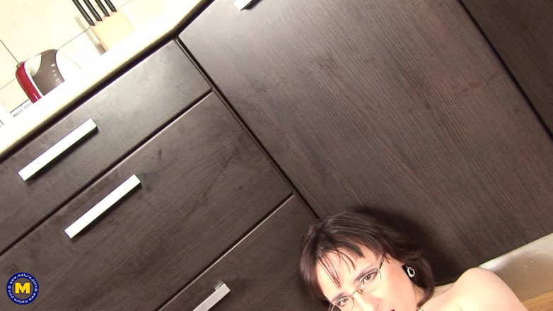 Mature NL: Leira, Femme Mature Poilue, Se Fait Mouiller Sa Chatte Non...