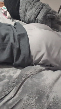 Jouer Avec Les Pieds De Sa Femme Pendant Une Pipe En POV