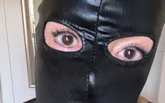 Gasmask và bà chủ đội mũ trùm đầu phiên với Kellieblue_uk. U37722496