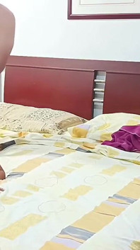Swingersamateur40 podvádí svého manžela v hotelu se svým milencem. Říká mu, že je v lázních.