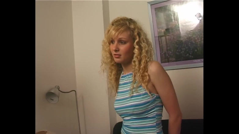 My first cock: Roodharige meid met een prachtig lichaam wordt overgehaald zich uit...