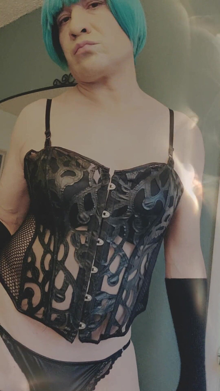 kandiKane: La bollente trans kandi si fa sfondare il culo da...