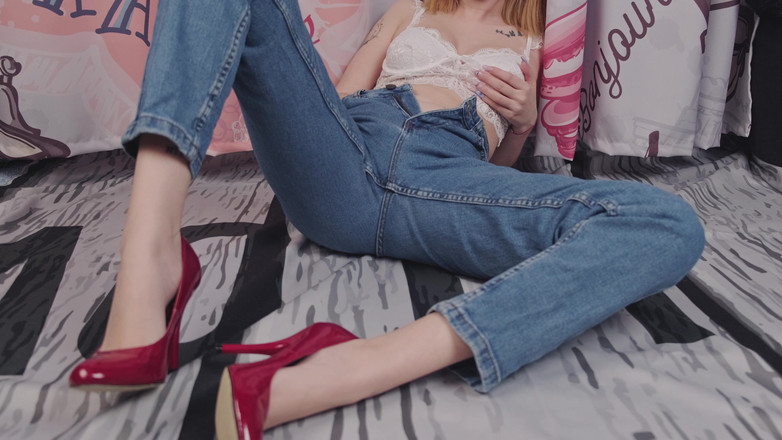 Eva Deva: Eva писает в ее джинсах, делает их мокрыми