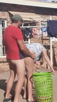 Venkovní šukání při svlékání prádla