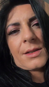 Eu exijo que você fode minha buceta! Eu sou sua morena gostosa
