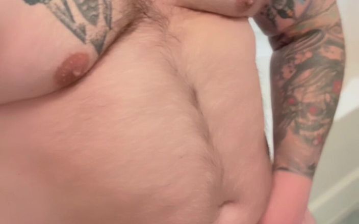 TattedRockerBear: Tätowierter behaarter bär vor dem spielen