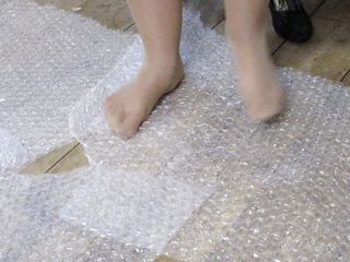 Mature Vixen: Bubble wrap popping pieds