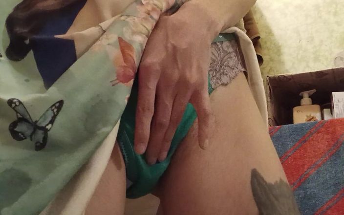 Lesbian-illusion: Avant les cours dans la salle de bain, je branle...