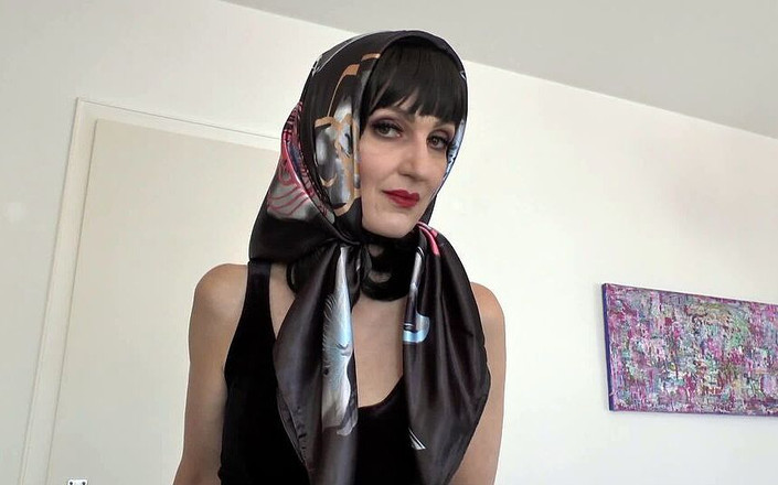 Lady Victoria Valente: साटन दुपट्टा हेडस्कार्फ फैशन शो क्लिप