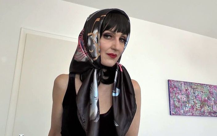 Lady Victoria Valente: Clip de prezentare cu eșarfă din satin